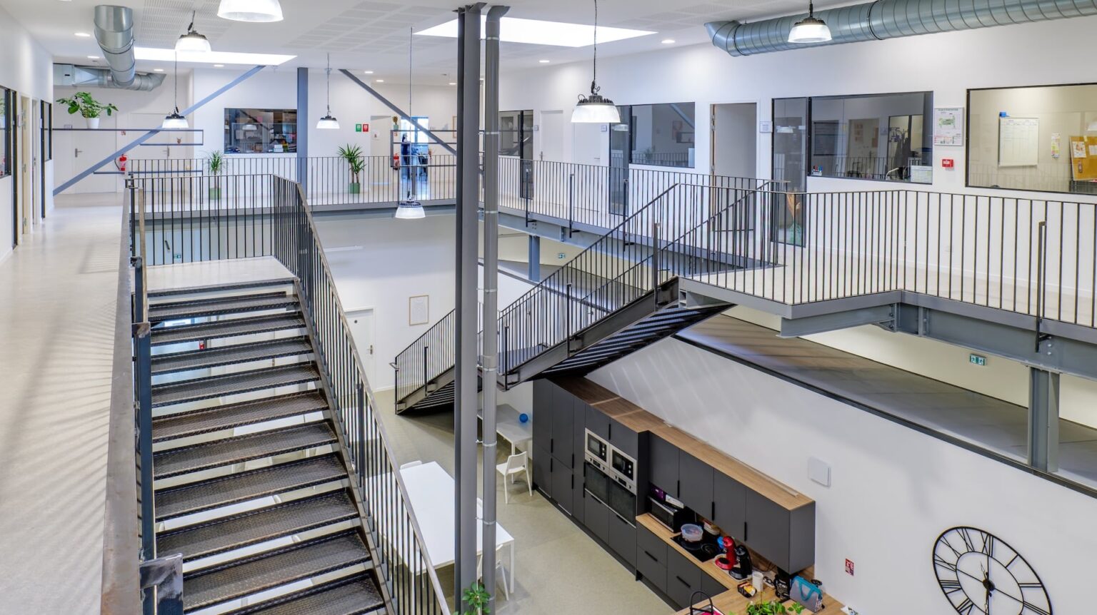 Grande hauteur sous plafond et éclairage naturel des ateliers Polydock.