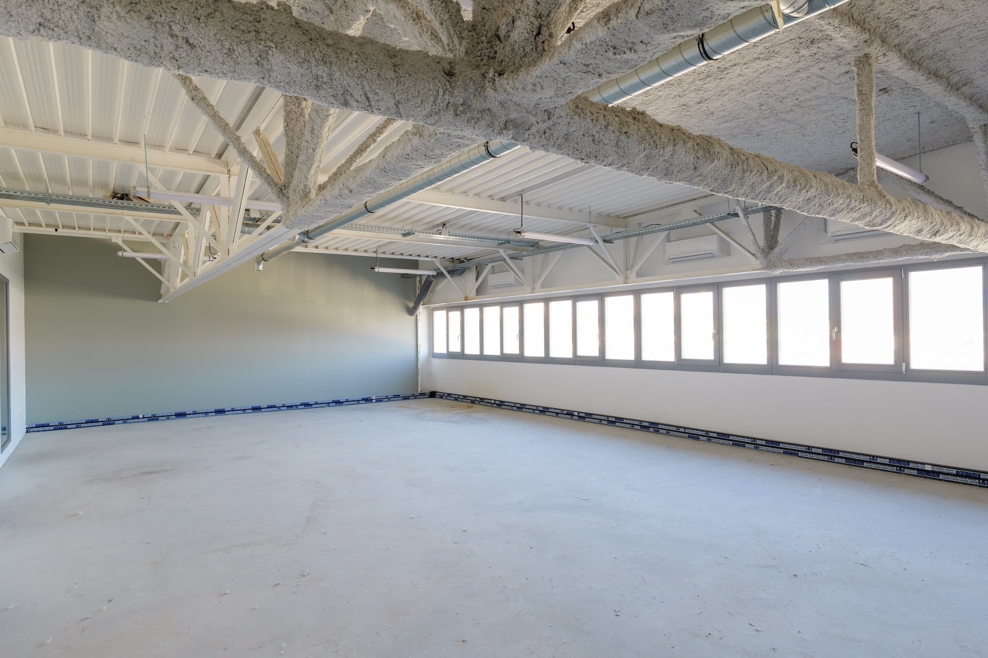 Locaux entrerpsies mixtes 300-500m² à C Vaux-le-Pénil (77)